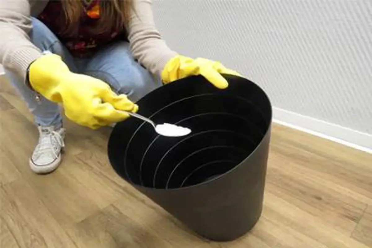 Fjern lugt fra skraldespanden: Et simpelt trick med bicarbonat